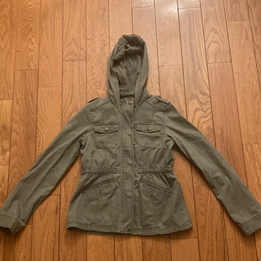 Girls (size 12) Aeropostale Green Cargo Zipper/Button up light weight jacket.